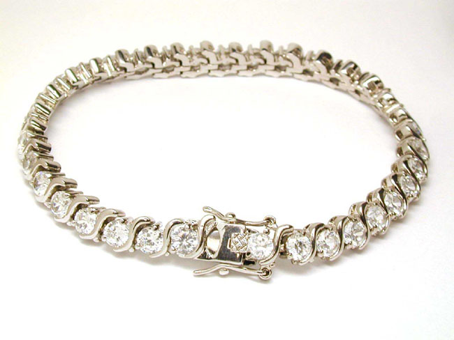 
Elegant Cubic Zirconia S Design Tennis Bracelet
